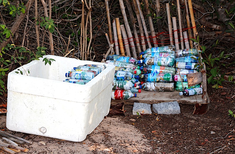 Eco Bricks - garrafas pet cheias de resíduo